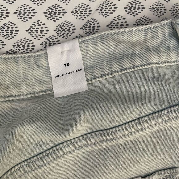 Good American The Bombshell Distressed Denim Shorts Sz 18 - Light Blue - Picture 9 of 10